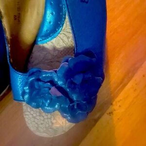 b.o.c. Blue Floral Sandals with blue leather flowers, Size 8.5